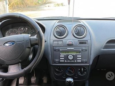Begagnad Ford Fiesta 68 HK (50 kW) 2002 Blå Sedan