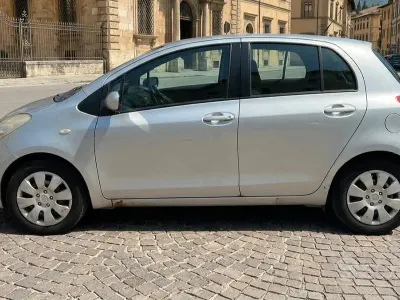 Usata Toyota Yaris Luna 86 CV (63 kW) 2007 Grigio Utilitaria