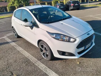 Gebraucht Ford Fiesta 60 PS (44 kW) 2015 Weiß Kleinwagen