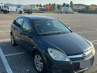 Usata Opel Astra 101 CV (74 kW) 2008 Bluazzurro Berlina