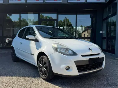 Usata Renault Clio II Dynamique 75 CV (55 kW) 2010 Bianco Berlina