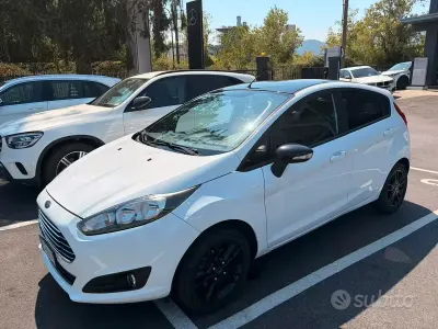 Usata Ford Fiesta 95 CV (69 kW) 2015 Bianco Utilitaria