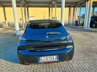 Usata Peugeot 208 Allure 102 CV (75 kW) 2022 Nero Utilitaria