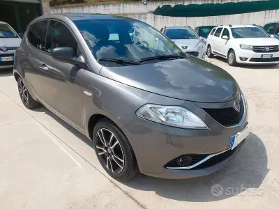 Usata Lancia Ypsilon Gold 69 CV (50 kW) 2017 Grigio Utilitaria
