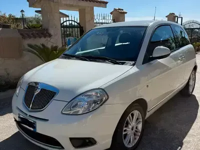 Usata Lancia Ypsilon 75 CV (55 kW) 2010 Bianco Utilitaria