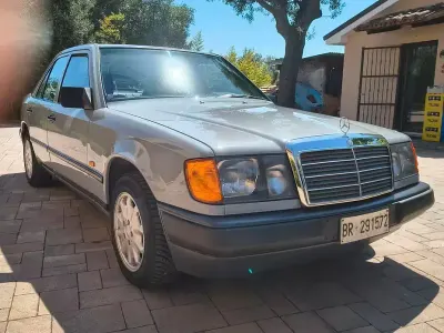 Usata Mercedes 200 72 CV (52 kW) 1988 Grigio Berlina