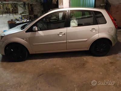 Usata Ford Fiesta 68 CV (50 kW) 2007 Grigio Utilitaria