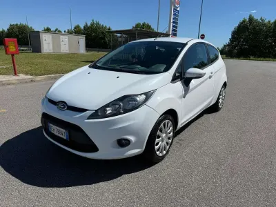 Usata Ford Fiesta Titanium 60 CV (44 kW) 2011 Bianco Berlina