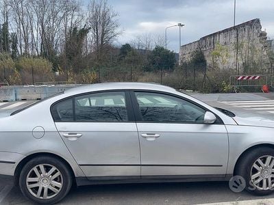 Usata VW Passat 105 CV (77 kW) 2005 Grigio Berlina