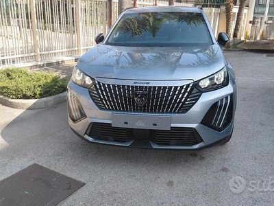 Usata Peugeot 2008 Allure 102 CV (75 kW) 2024 Grigio chiaro SUV
