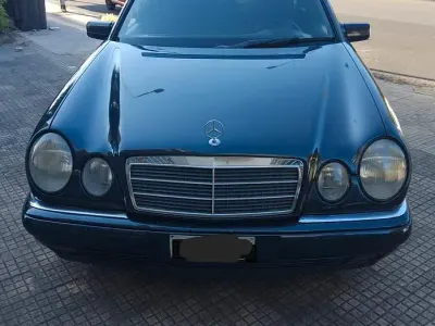 Usata Mercedes E250 150 CV (110 kW) 1999 Blu Berlina