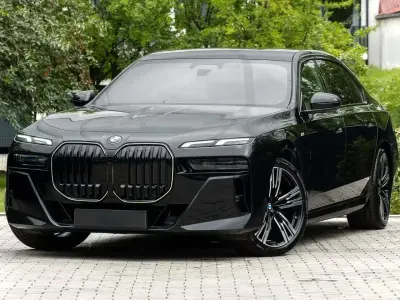 Usata BMW 740 M Sport 299 CV (219 kW) 2025 Black sapphire metallic Berlina