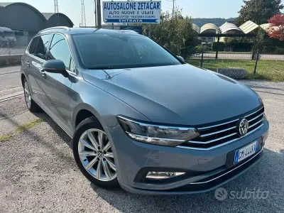 Usata VW Passat Business 122 CV (89 kW) 2022 Moonstone grey pastello Station wagon