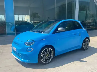 Usata Abarth 500e Scorpionissima 47 kW (64 CV) 2023 Blu/azzurro Utilitaria