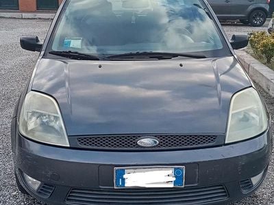Usata Ford Fiesta 68 CV (50 kW) 2004 Grigio Utilitaria