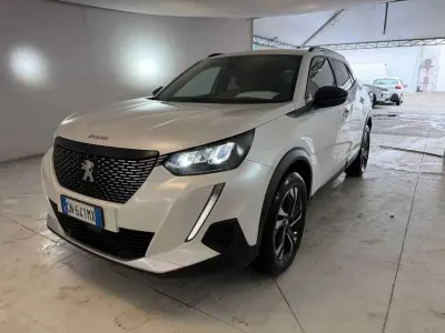 Usata Peugeot 2008 Allure 131 CV (96 kW) 2023 Bianco madreperla SUV