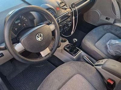 Usata VW New Beetle 105 CV (77 kW) 2004 Blu Utilitaria