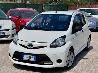 Usata Toyota Aygo Connect Style 69 CV (50 kW) 2014 Bianco Utilitaria