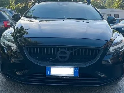Usata Volvo V40 120 CV (88 kW) 2019 Nero Utilitaria
