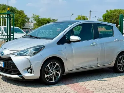 Usata Toyota Yaris Hybrid Style 73 CV (53 kW) 2017 Argento Berlina
