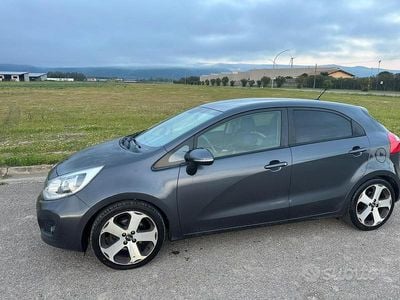 Usata Kia Rio 90 CV (66 kW) 2013 Grigio Berlina