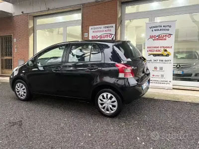 Begagnad Toyota Yaris 69 HK (50 kW) 2010 Vit Halvkombi