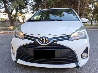 Begagnad Toyota Yaris 69 HK (50 kW) 2015 Vit Halvkombi