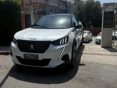 Usata Peugeot 2008 GT 130 CV (95 kW) 2023 Bianco SUV