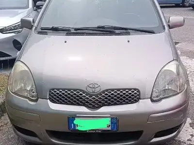 Usata Toyota Yaris 65 CV (47 kW) 2004 Grigio Berlina