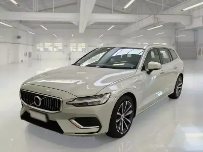Usata Volvo V60 253 CV (186 kW) 2022 Grigio Station wagon