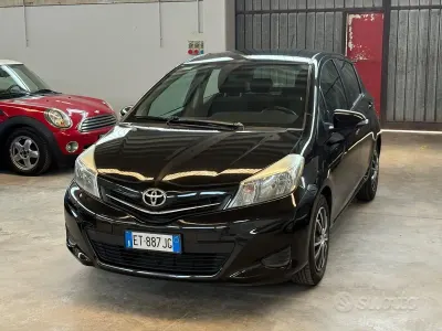 Usata Toyota Yaris Lounge 69 CV (50 kW) 2013 Nero Utilitaria