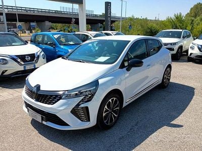 Nuova Renault Clio V Techno 101 CV (74 kW) 2025 Vari colori Berlina