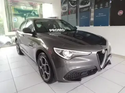 Usado Alfa Romeo Stelvio 160 CV (117 kW) 2021 Gris SUV