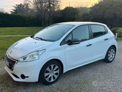 Usata Peugeot 208 68 CV (50 kW) 2014 Bianco Utilitaria