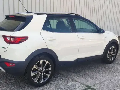 Usata Kia Stonic Style 97 CV (71 kW) 2019 Bicolor bianco/nera SUV