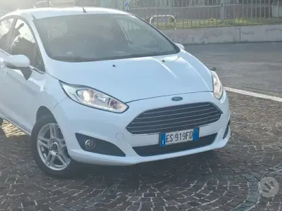 Usata Ford Fiesta Individual 95 CV (69 kW) 2013 Bianco Coupé