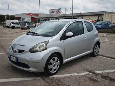 Begagnad Toyota Aygo 68 HK (50 kW) 2006 Silver Halvkombi
