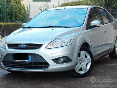 Usado Ford Focus 90 HP (66 kW) 2008 Cinzento Sedan