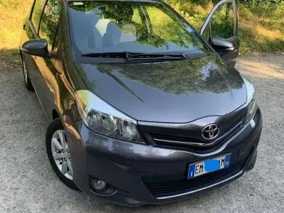 Usata Toyota Yaris Lounge 99 CV (72 kW) 2012 Grigio Utilitaria