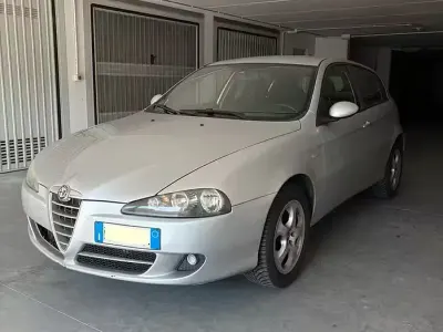 Usata Alfa Romeo 147 120 CV (88 kW) 2009 Grigio Utilitaria