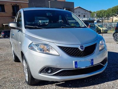 Usata Lancia Ypsilon Platinum 69 CV (50 kW) 2016 Argento Utilitaria