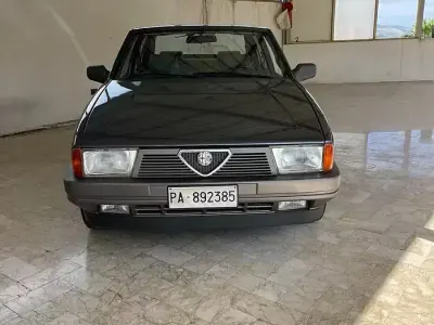 Usata Alfa Romeo 75 120 CV (88 kW) 1988 Grigio Berlina