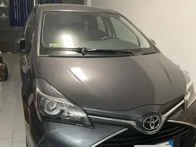 Usata Toyota Yaris Lounge 69 CV (50 kW) 2015 Grigio Utilitaria
