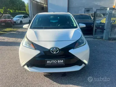 Usata Toyota Yaris Active 69 CV (50 kW) 2016 Bianco Berlina