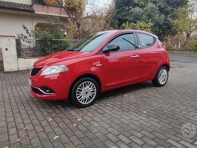 Usata Lancia Ypsilon Silver 69 CV (50 kW) 2015 Rosso Utilitaria