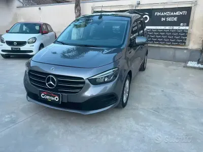 Usado Mercedes T180 Premium 116 CV (85 kW) 2023 Gris Monovolumen