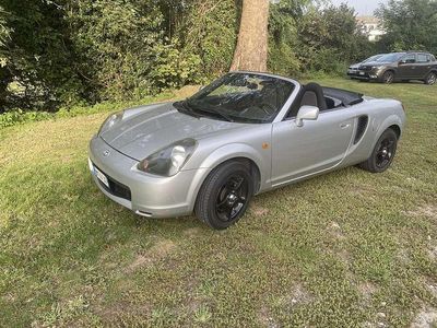 Usata Toyota MR2 140 CV (102 kW) 2000 Argento Cabrio