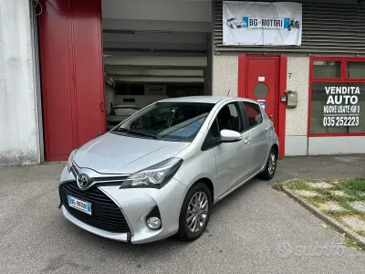 Usata Toyota Yaris Lounge 99 CV (72 kW) 2016 Grigio Berlina
