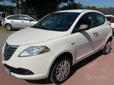 Käytetty Lancia Ypsilon 80 HP (58 kW) 2013 Valkoinen Viistoperä