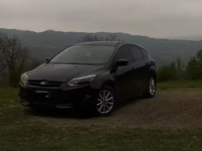 Begagnad Ford Focus 105 HK (77 kW) 2012 Svart Sedan
